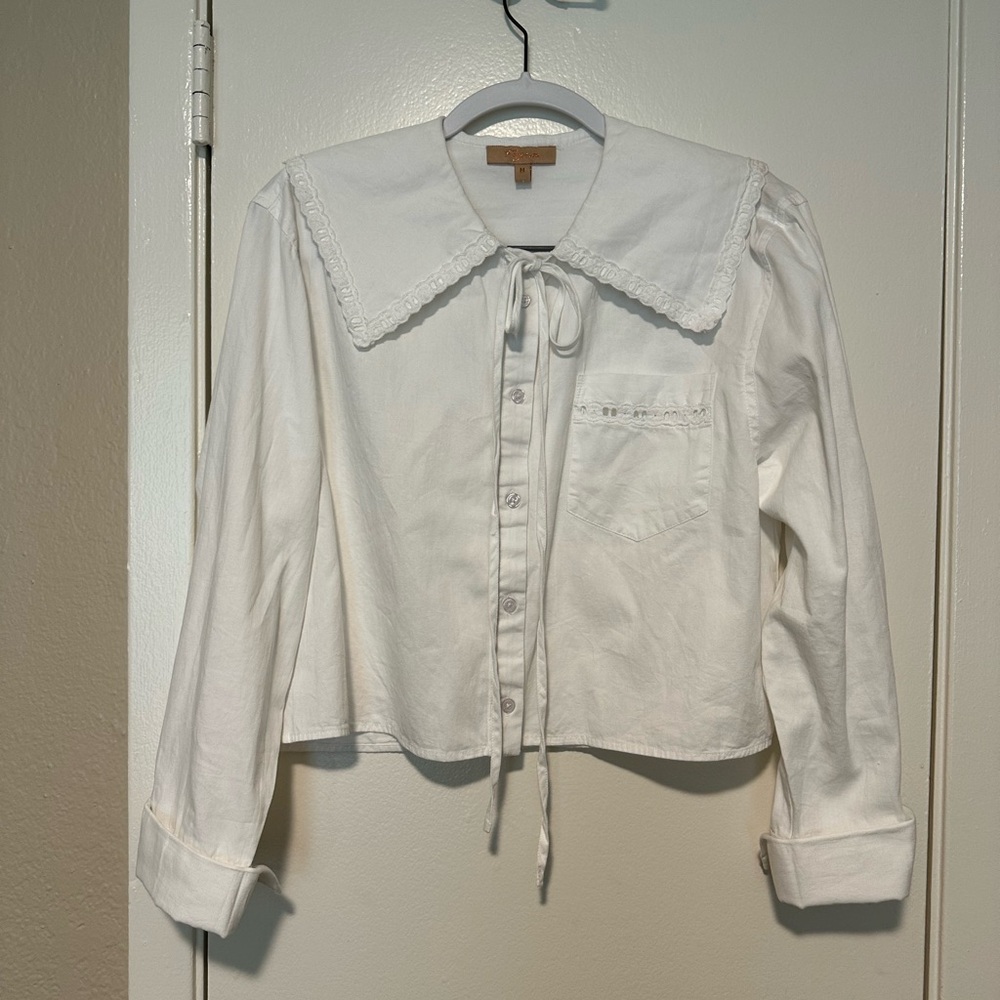 White Button-Up Blouse with Lace Collar. Size medium